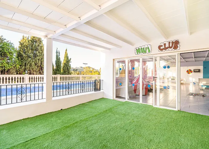 Holiday CenterAparthotel